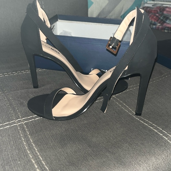 Black heels - Picture 1 of 4